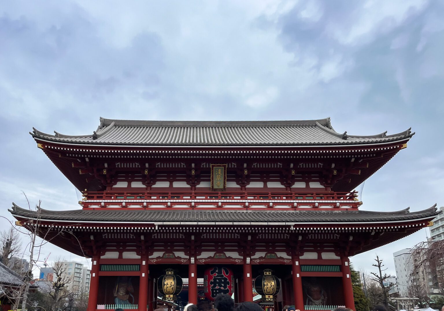 kaminarimon gate in asakusa. best 10 things to do in Asakusa